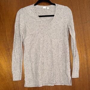 GAP Speckled Light Gray V-Neck Light Sweater